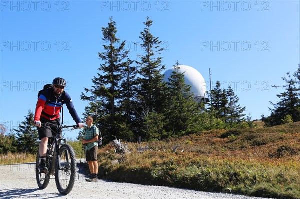 Mountain bike tour through the Bavarian Forest with the DAV Summit Club: Mountain bikers on the