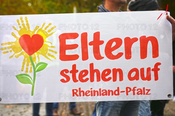 Corona protests in Mannheim: Several hundred opponents of the current corona measures gather at a