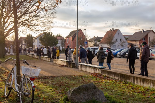 Vaccination bus in Mutterstadt, Rhineland-Palatinate. A queue of several hundred metres forms in