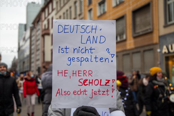 Frankfurt: Large demonstration against the corona measures. The organiser estimates the number of
