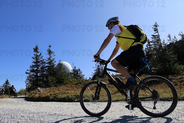 Mountain bike tour through the Bavarian Forest with the DAV Summit Club: Mountain bikers on the