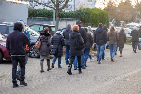 Vaccination bus in Mutterstadt, Rhineland-Palatinate. A queue of several hundred metres forms in