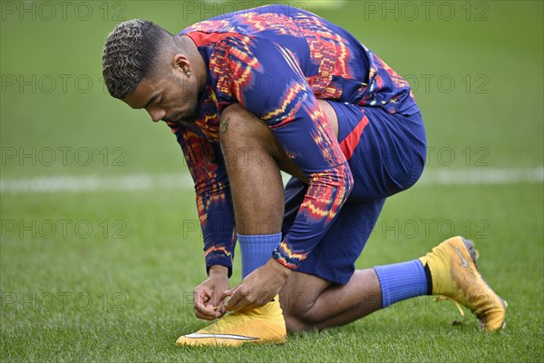 Benjamin Henrichs (39) RasenBallsport Leipzig RBL ties his football boots, WWK Arena, Augsburg,