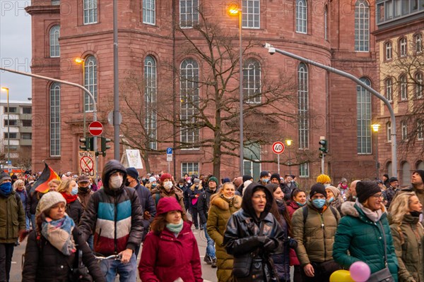 Frankfurt: Large demonstration against the corona measures. The organiser estimates the number of
