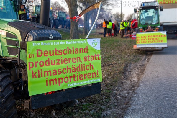 Farmers' protests in the southern Palatinate near Landau: near Hochstadt, farmers blocked a lane of