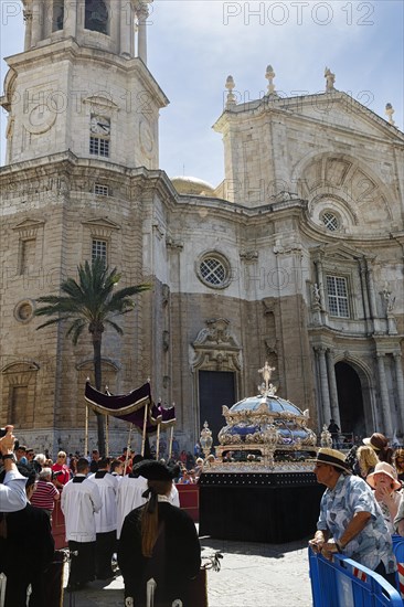 Semana Santa, procession, altar boys follow magnificent coffin, tourists, celebrations in Cadiz,
