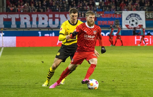 Football match, captain Patrick MAINKA 1.FC Heidenheim is pressurised by l.t.r. Nico SCHLOTTERBECK
