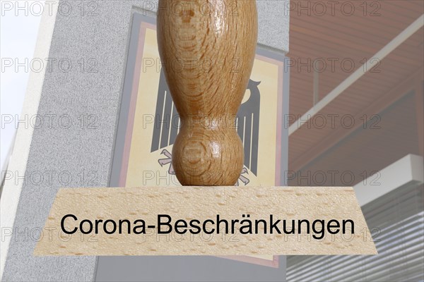 Symbolic image of the constitutional complaint against corona regulations: In the foreground a