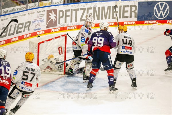 Game scene Adler Mannheim against Fischtown Pinguins Bremerhaven (PENNY DEL, German Ice Hockey