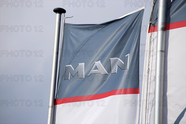 Flag with the MAN logo (MAN Truck & Bus Service, Kaiserslautern) . The VW subsidiary MAN wants to