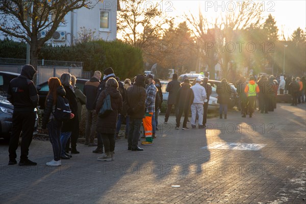 Vaccination bus in Mutterstadt, Rhineland-Palatinate. A queue of several hundred metres forms in