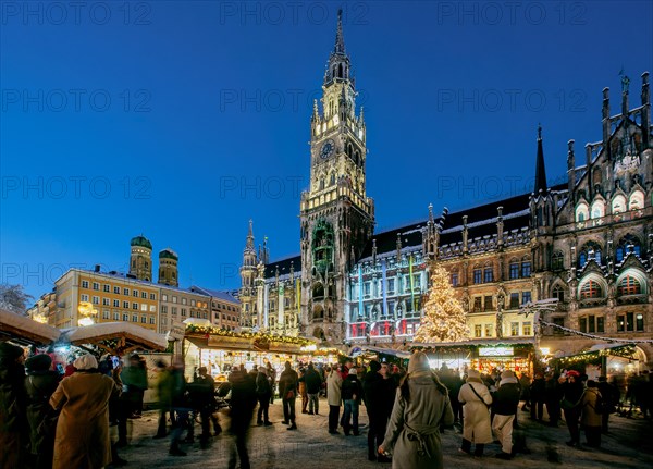 Snow-covered Christmas market, Christmas market on Marienplatz with town hall and towers of the