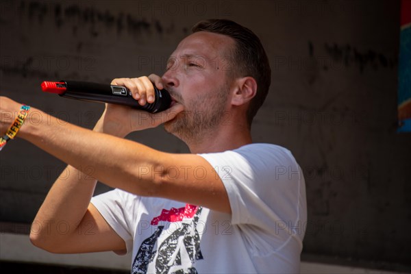 Rapper and peace activist Kilez More sings against war and armament and in favour of diplomacy and