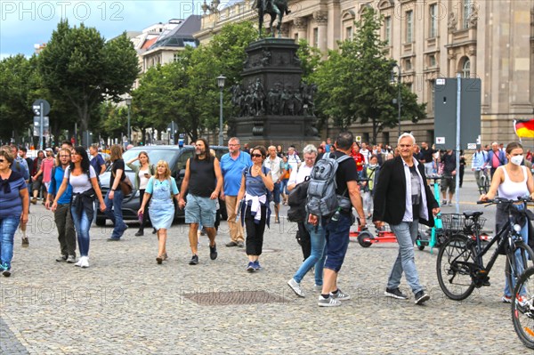 Berlin: The planned lateral thinkers' demonstration for peace and freedom against the corona