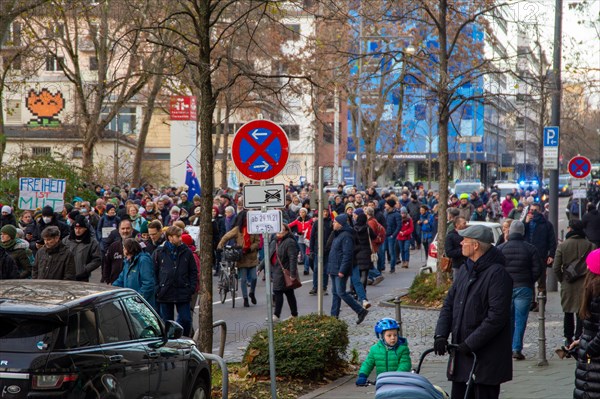 Frankfurt: Demonstration against vaccination pressure and the threat of compulsory vaccination. The
