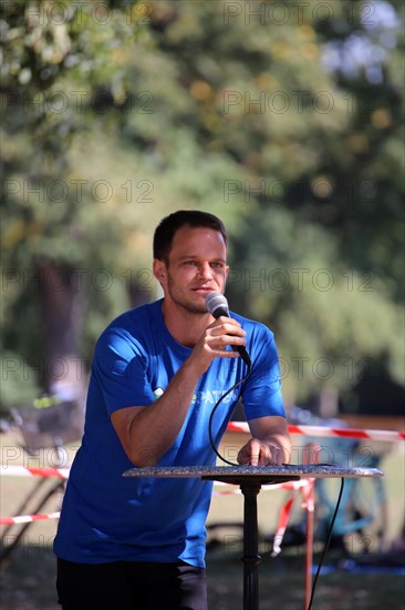 Mannheim: Lawyer Markus Haintz speaks at a vigil against the federal government's coronavirus