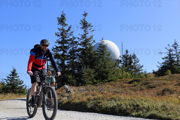 Mountain bike tour through the Bavarian Forest with the DAV Summit Club: Mountain bikers on the