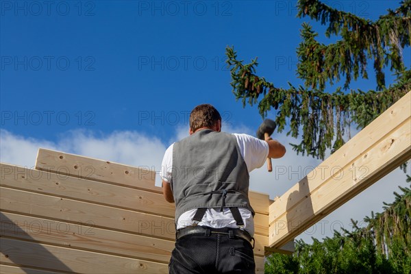 Timber construction: Carpenters assembling a garden sauna in Mutterstadt in the Rhein-Pfalz