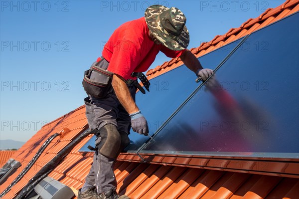 Installation of solar collectors for solar thermal energy. The company Hanschke Solarmontagen