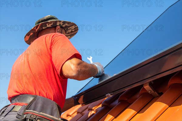 Installation of solar collectors for solar thermal energy. The company Hanschke Solarmontagen