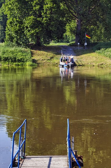 Weser riverbank, passenger ferry, cyclist, jetty, Weser cycle path in Heinsen, Oberweser,