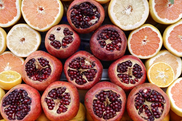 Pomegranates, street vending, Istiklal Caddesi shopping street, Beyoglu, Istanbul, European part,
