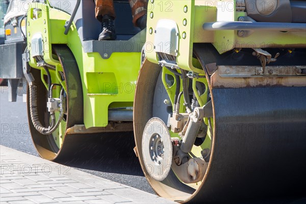 Roadworks in Neunkirchen/Saar: Tandem roller in action. A tandem roller is often used as the last