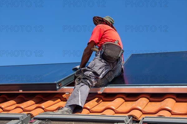 Installation of solar collectors for solar thermal energy. The company Hanschke Solarmontagen