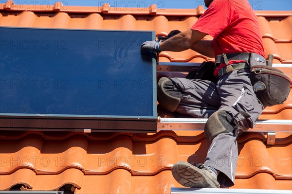 Installation of solar collectors for solar thermal energy. The company Hanschke Solarmontagen