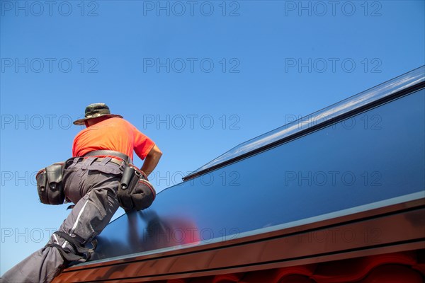 Installation of solar collectors for solar thermal energy. The company Hanschke Solarmontagen