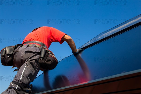 Installation of solar collectors for solar thermal energy. The company Hanschke Solarmontagen