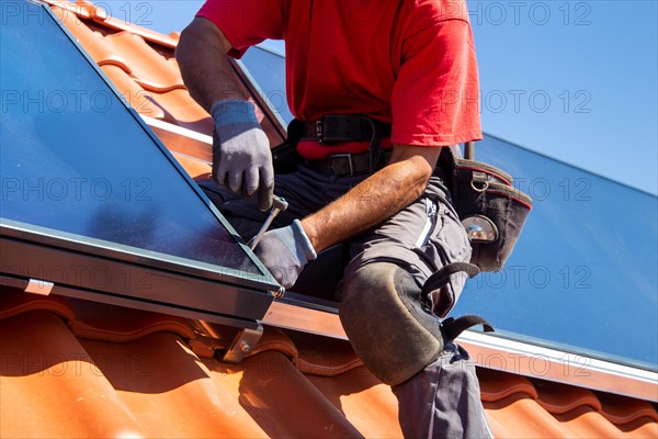 Installation of solar collectors for solar thermal energy. The company Hanschke Solarmontagen