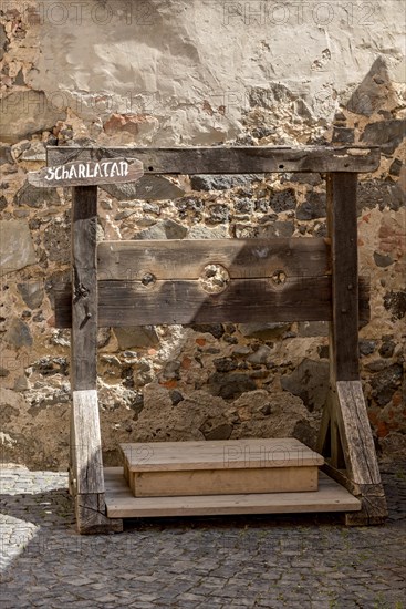 Pillory for the charlatan, swindler, inner courtyard, Ronneburg Castle, medieval knight's castle,