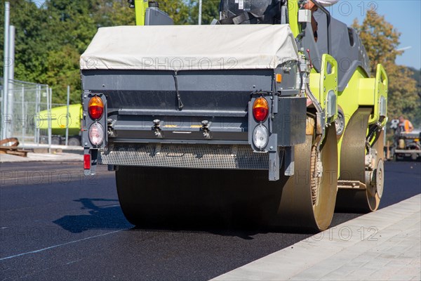 Roadworks in Neunkirchen/Saar: Tandem roller in action. A tandem roller is often used as the last
