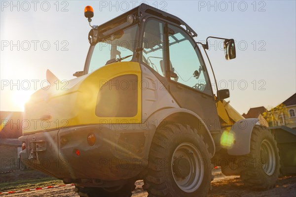 Wheel loader at sunset, here in the Ringstrasse development area (Mutterstadt,