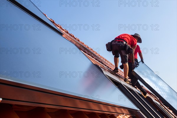 Installation of solar collectors for solar thermal energy. The company Hanschke Solarmontagen