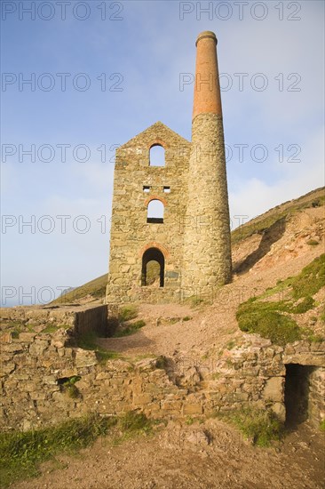 Ruins of Towanroath Pumping House at the Wheal Coates Tin Mine, St Agnes Head, Cornwall, England,