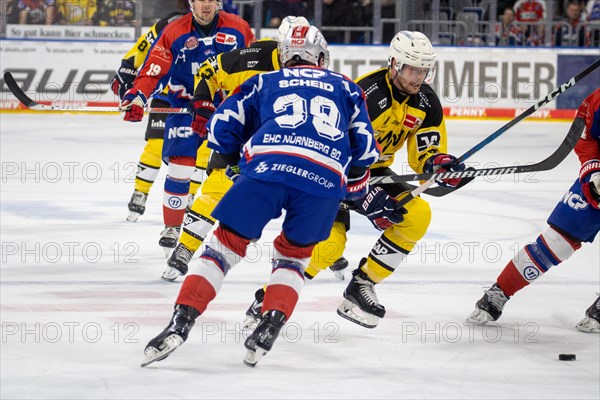 23.02.2024, DEL, German Ice Hockey League, 48th matchday) : Adler Mannheim (yellow jerseys) against