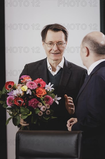 (L-R) Karl Lauterbach (SPD), Federal Minister of Health, and Olaf Scholz (SPD), Federal Chancellor,