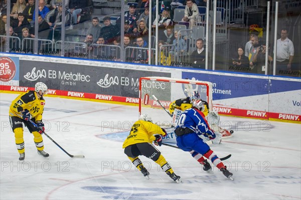 23.02.2024, DEL, German Ice Hockey League, 48th matchday) : Adler Mannheim (yellow jerseys) against