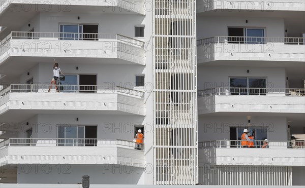 Workers renovate a hotel complex on the beach in Torremolinos, Costa del So, 13.02.2019.l