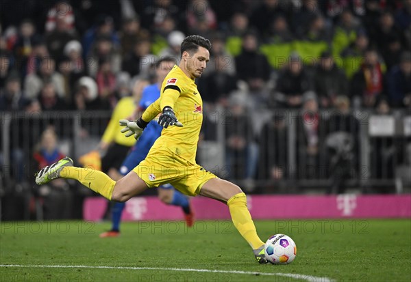 Goalkeeper Janis Blaswich (21) RasenBallsport Leipzig RBL Action on the ball Allianz Arena, Munich,