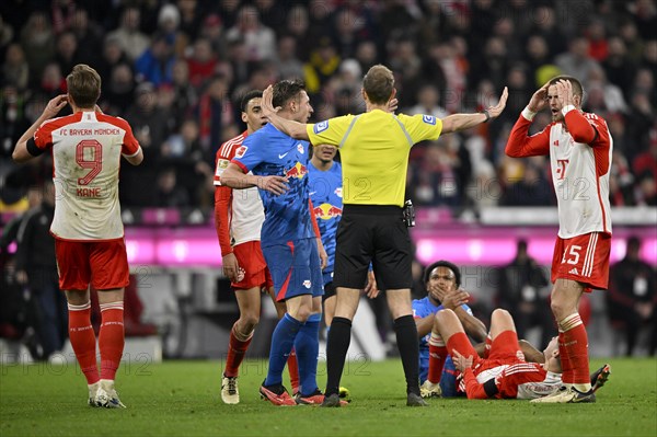 Controversial decision by referee Sascha Stegemann after a tackle, action Lois Openda