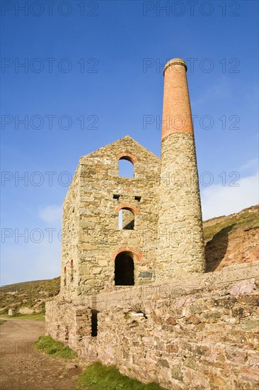 Ruins of Towanroath Pumping House at the Wheal Coates Tin Mine, St Agnes Head, Cornwall, England,