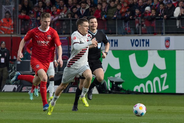 Football match, Florian WIRTZ Bayer Leverkusen right at the ball is followed by Jan SCHOePPNER 1.FC
