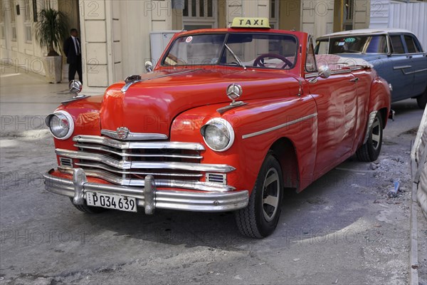 Vintage car from the 1950s in the centre of Havana, Centro Habana, Cuba, Central America
