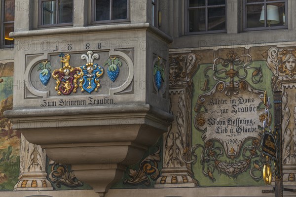 Stein am Rhein, historic old town, oriel, 17th century, mural painting, Zum Steinenen Trauben, coat