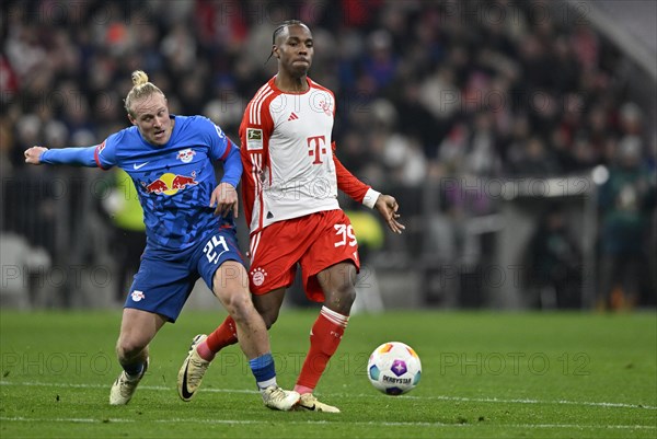 Foul, tackle, Xaver Schlager (24) RasenBallsport Leipzig RBL stamps, steps on foot of Mathys Tel FC