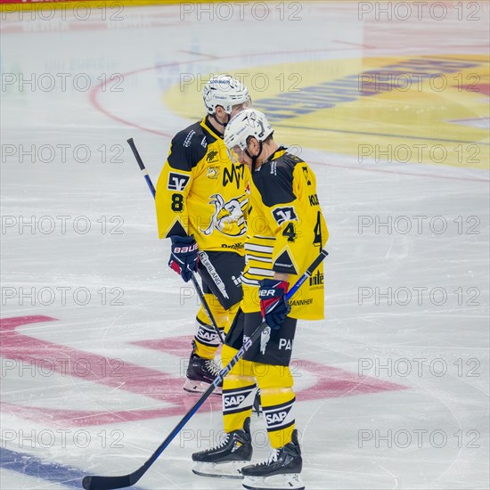 Korbinian Holzer (4, Adler Mannheim) and Jordan Murray (8, Adler Mannheim) at the home game on