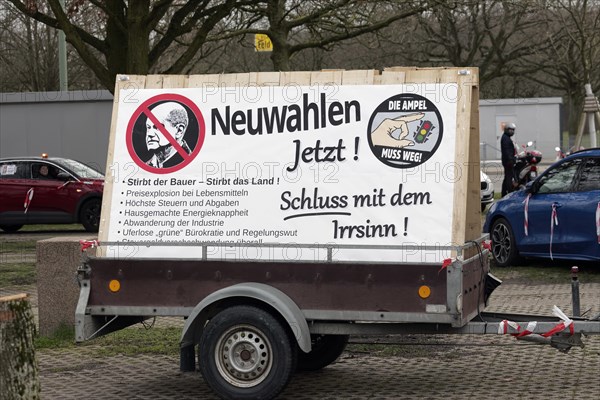 New elections now, sign criticising the government, farmers' protests, demonstration against the